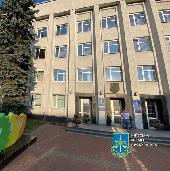 Підозра співробітниці Печерського ЦНАП: допомагала з виїздом ухилянтів за кордон